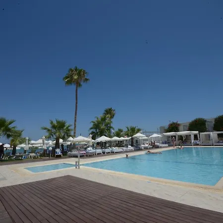 Silver Sands מלון 3*